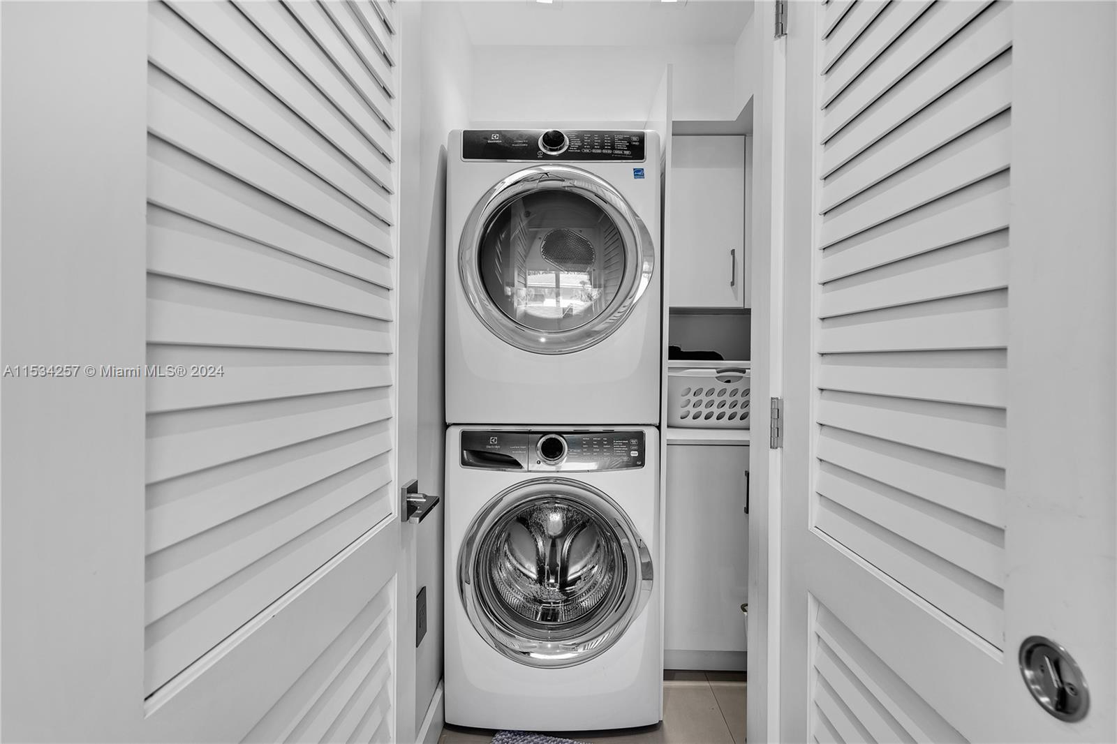 TROPICAL ISLE HOMES - Residential