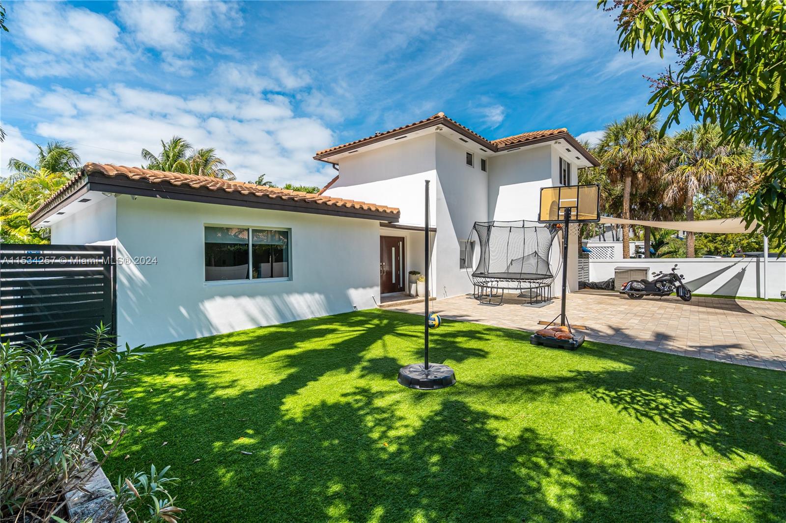 TROPICAL ISLE HOMES - Residential