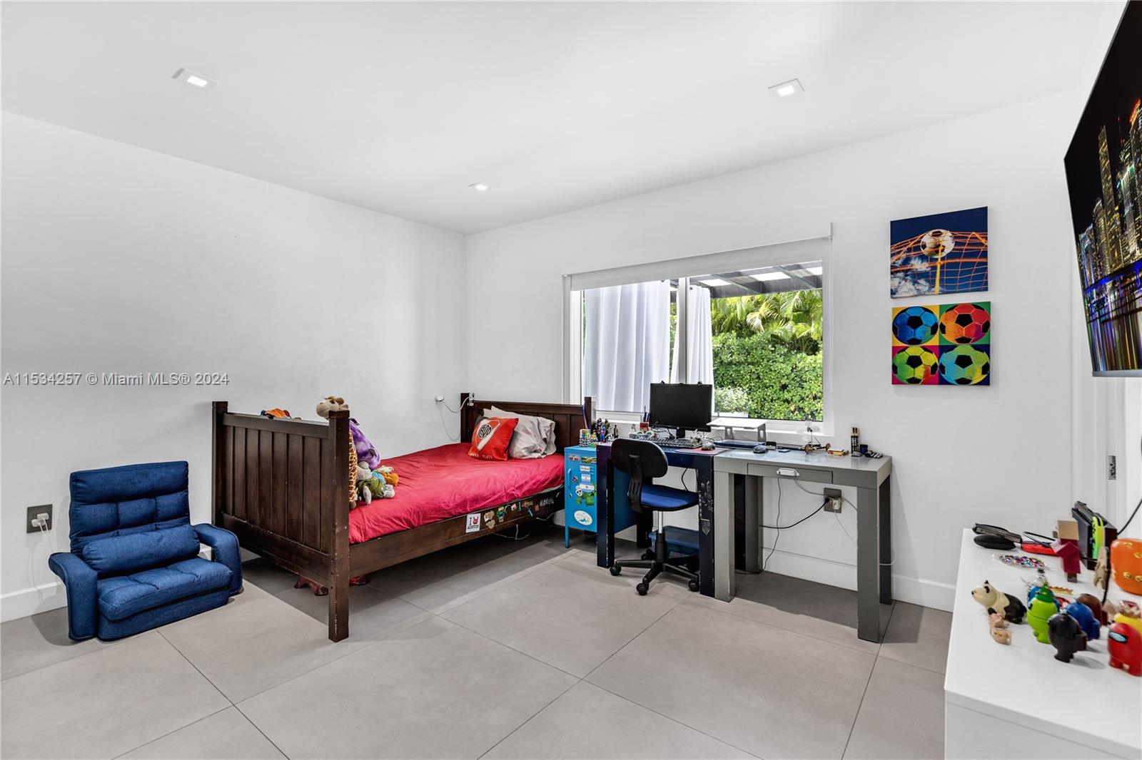 TROPICAL ISLE HOMES - Residential