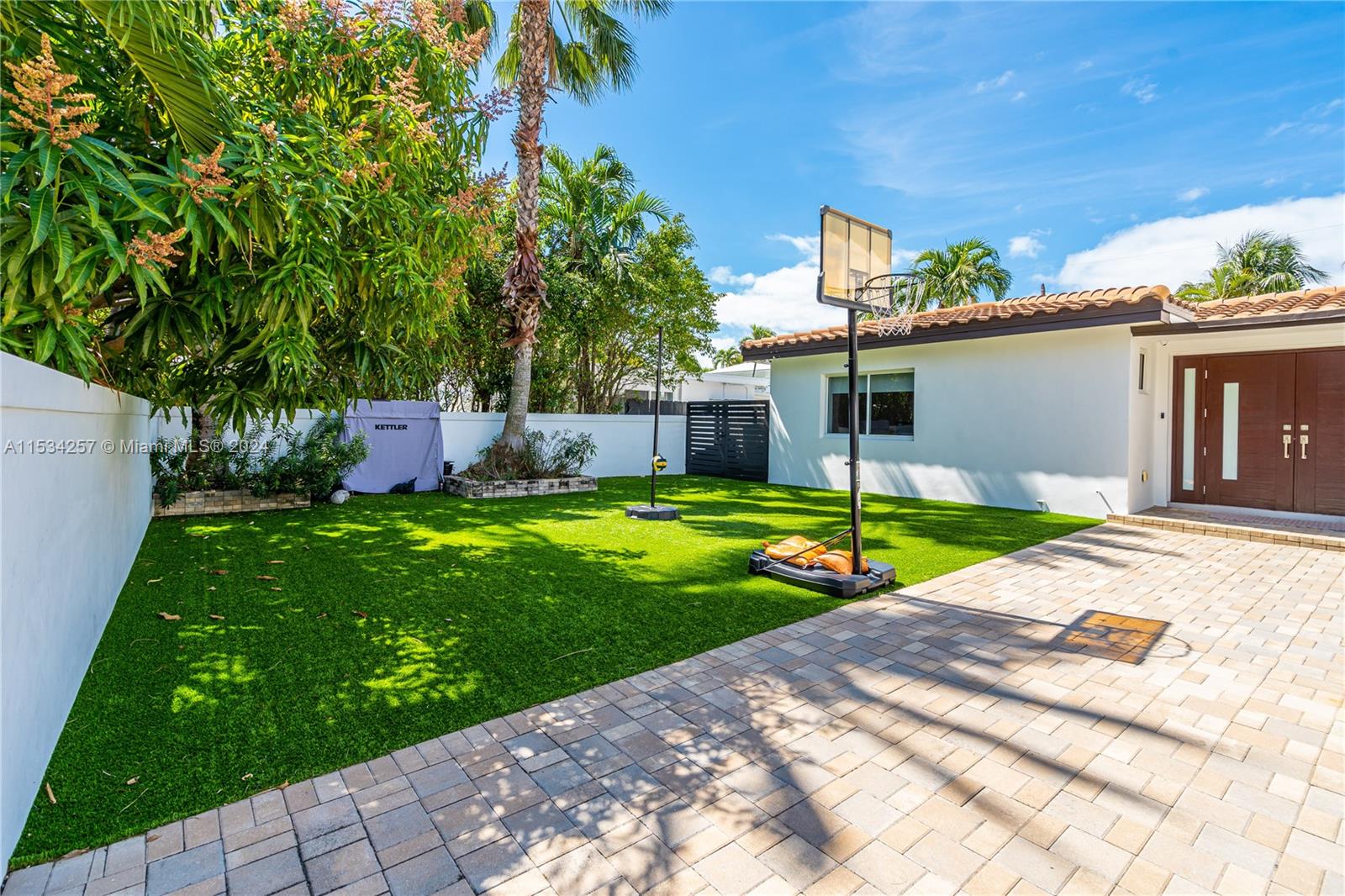 TROPICAL ISLE HOMES - Residential