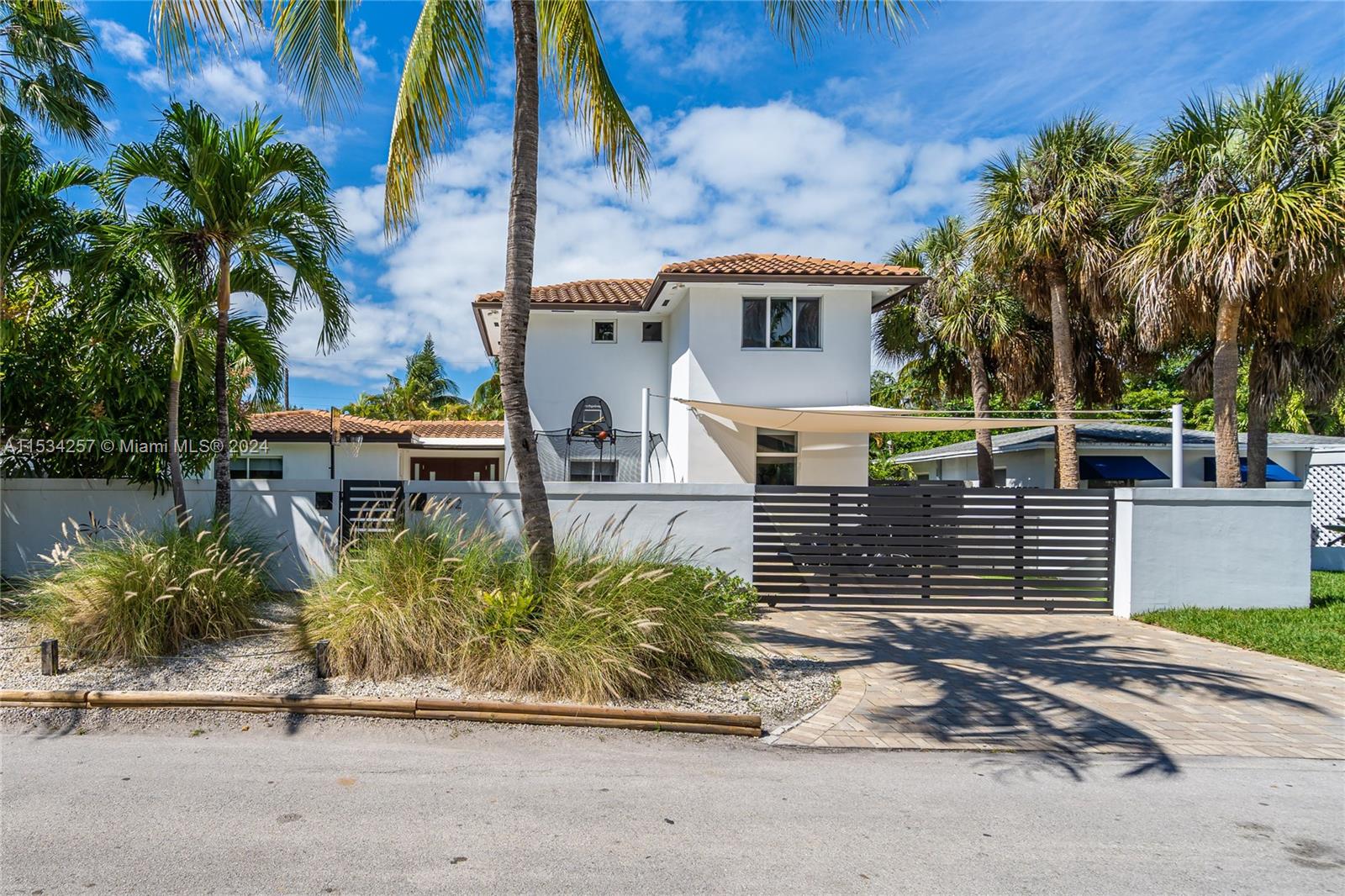 TROPICAL ISLE HOMES - Residential