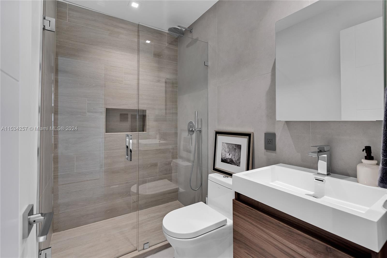 TROPICAL ISLE HOMES - Residential