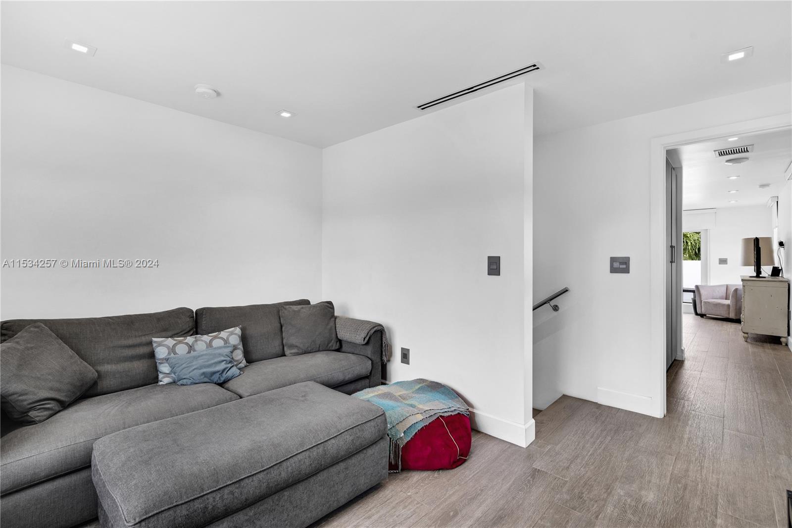 TROPICAL ISLE HOMES - Residential