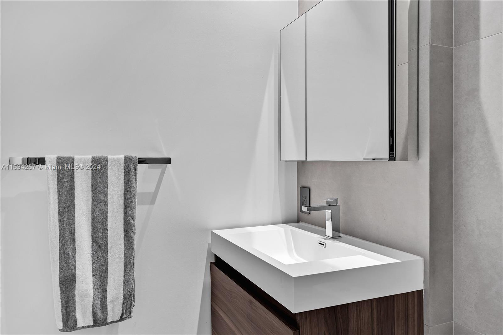 TROPICAL ISLE HOMES - Residential