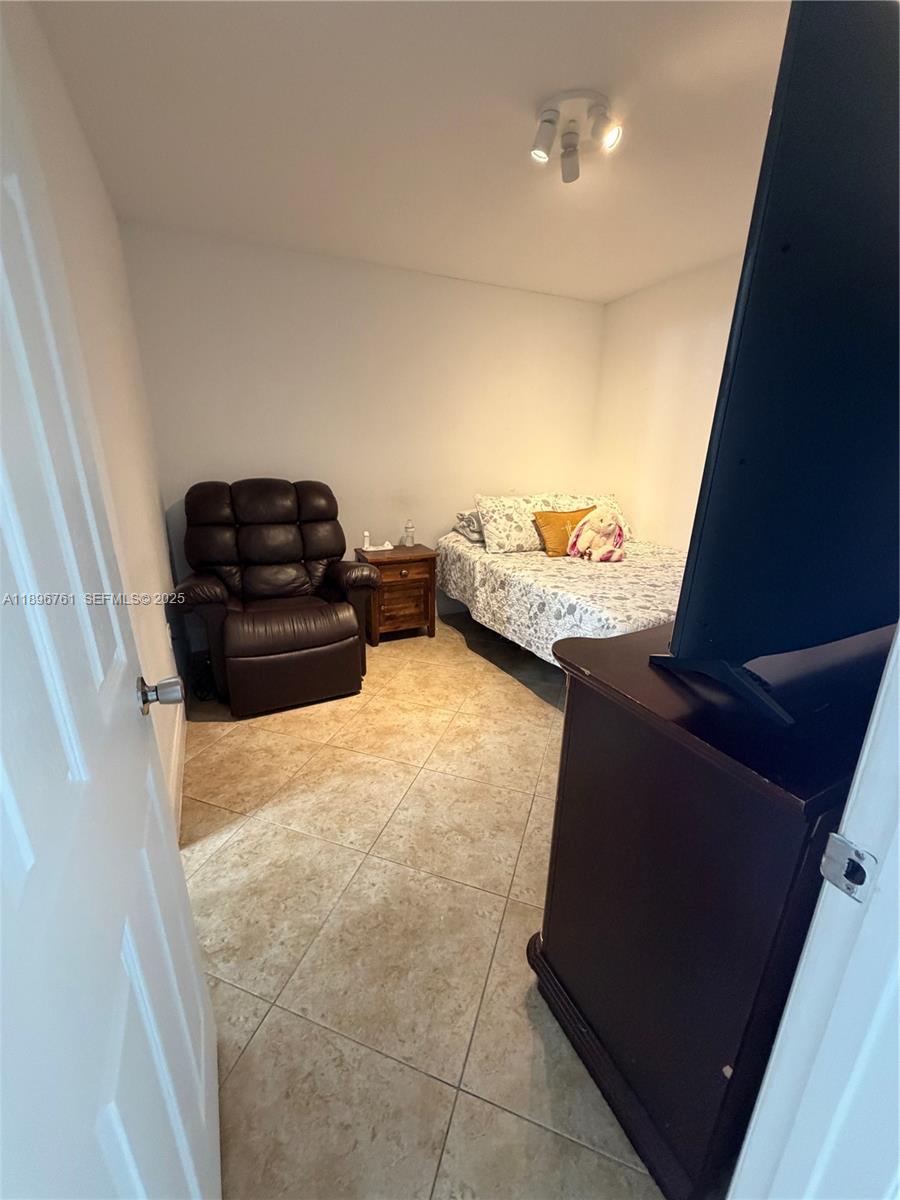 LAKE ISLAND - Residential