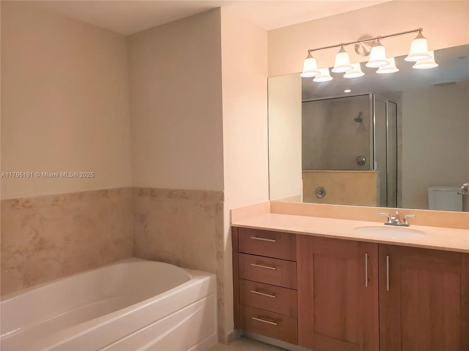 Coral Gables, Florida 33134, United States, 2 Bedrooms Bedrooms, ,2 BathroomsBathrooms,Residential,Active,91310