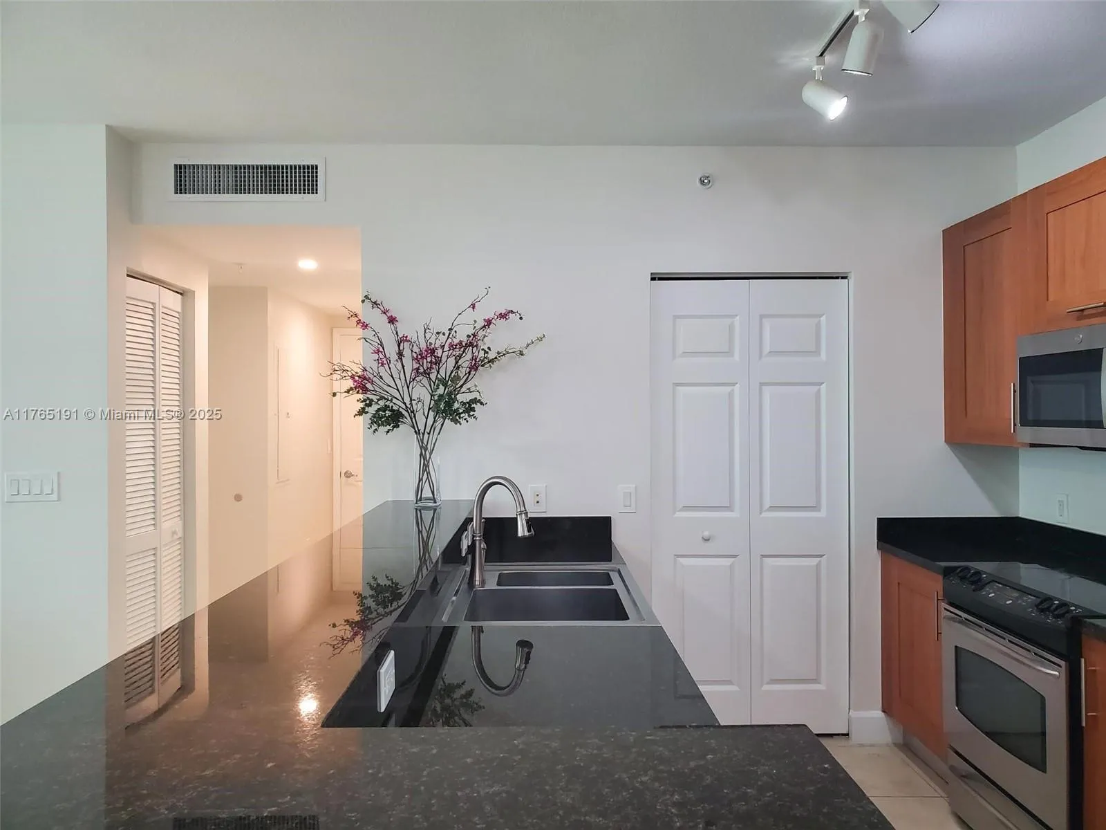 Coral Gables, Florida 33134, United States, 2 Bedrooms Bedrooms, ,2 BathroomsBathrooms,Residential,Active,91310