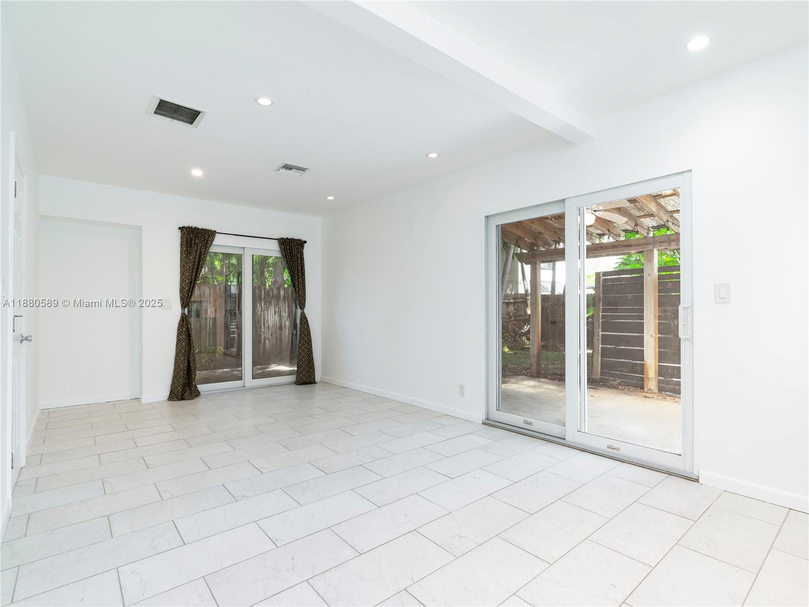 OAKLAND PARK SECOND ADD - Residential Lease
