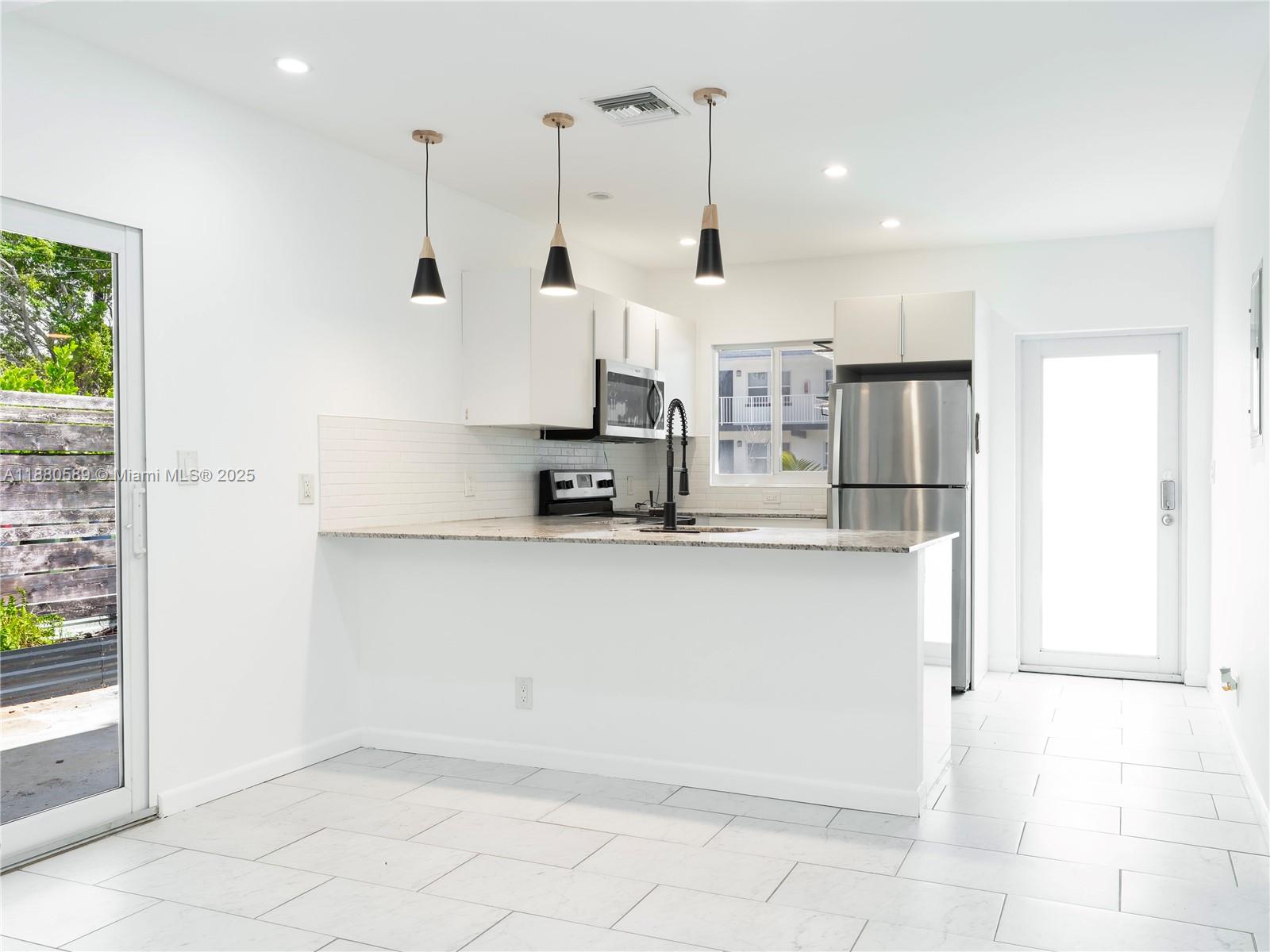 OAKLAND PARK SECOND ADD - Residential Lease