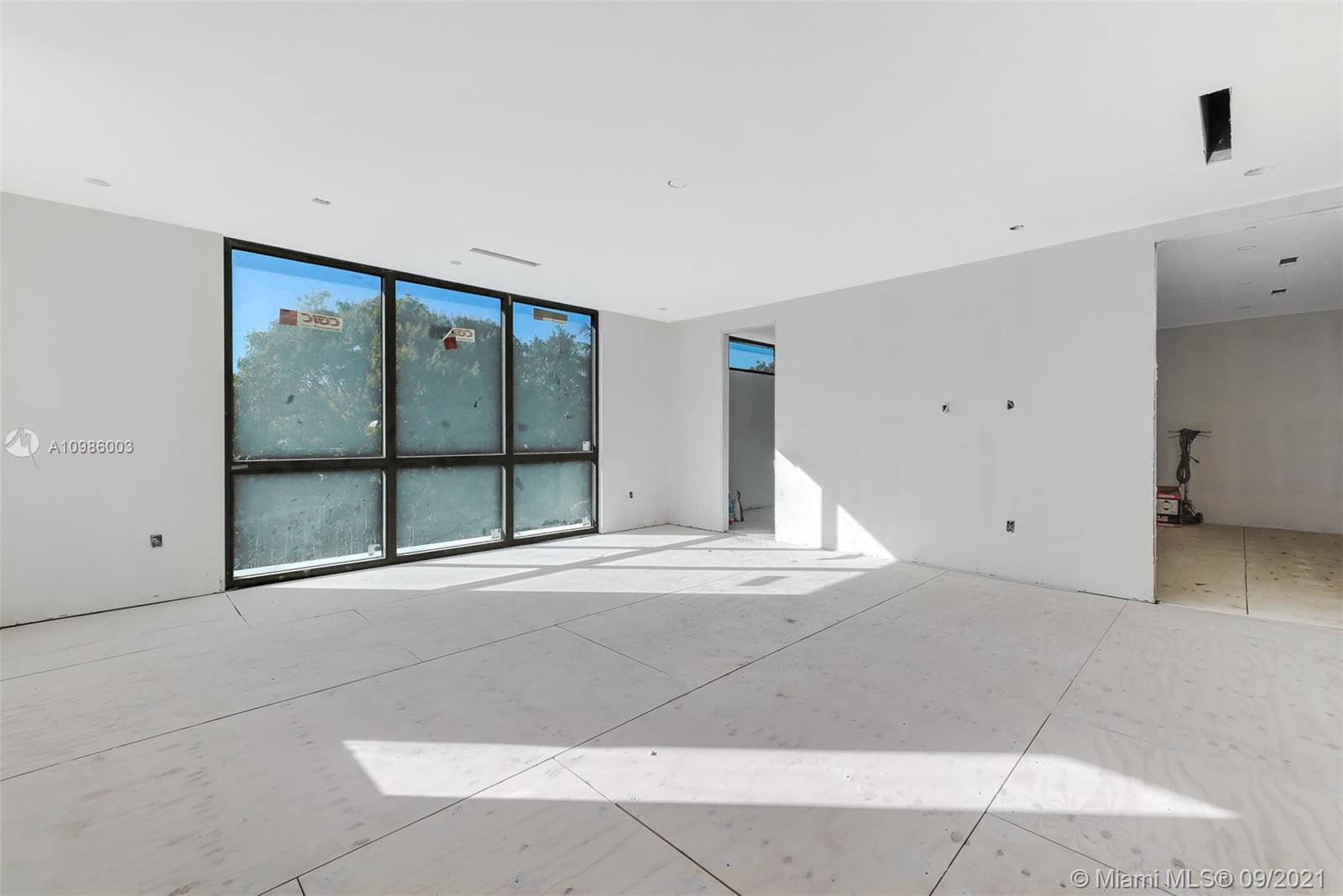 TOWN & RANCH ESTS - Residential