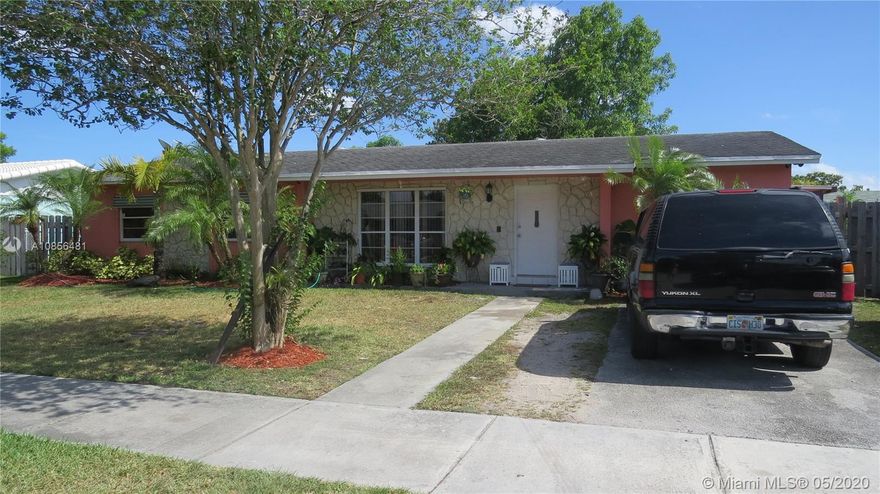 Beautiful 3 bedrooms, 2 bathrooms home located in Fairway Estates. Centrally located, blocks from the Turnpike.
With In-Laws quarters featuring 1 bedroom and 1 bathroom with it's own private entrance..