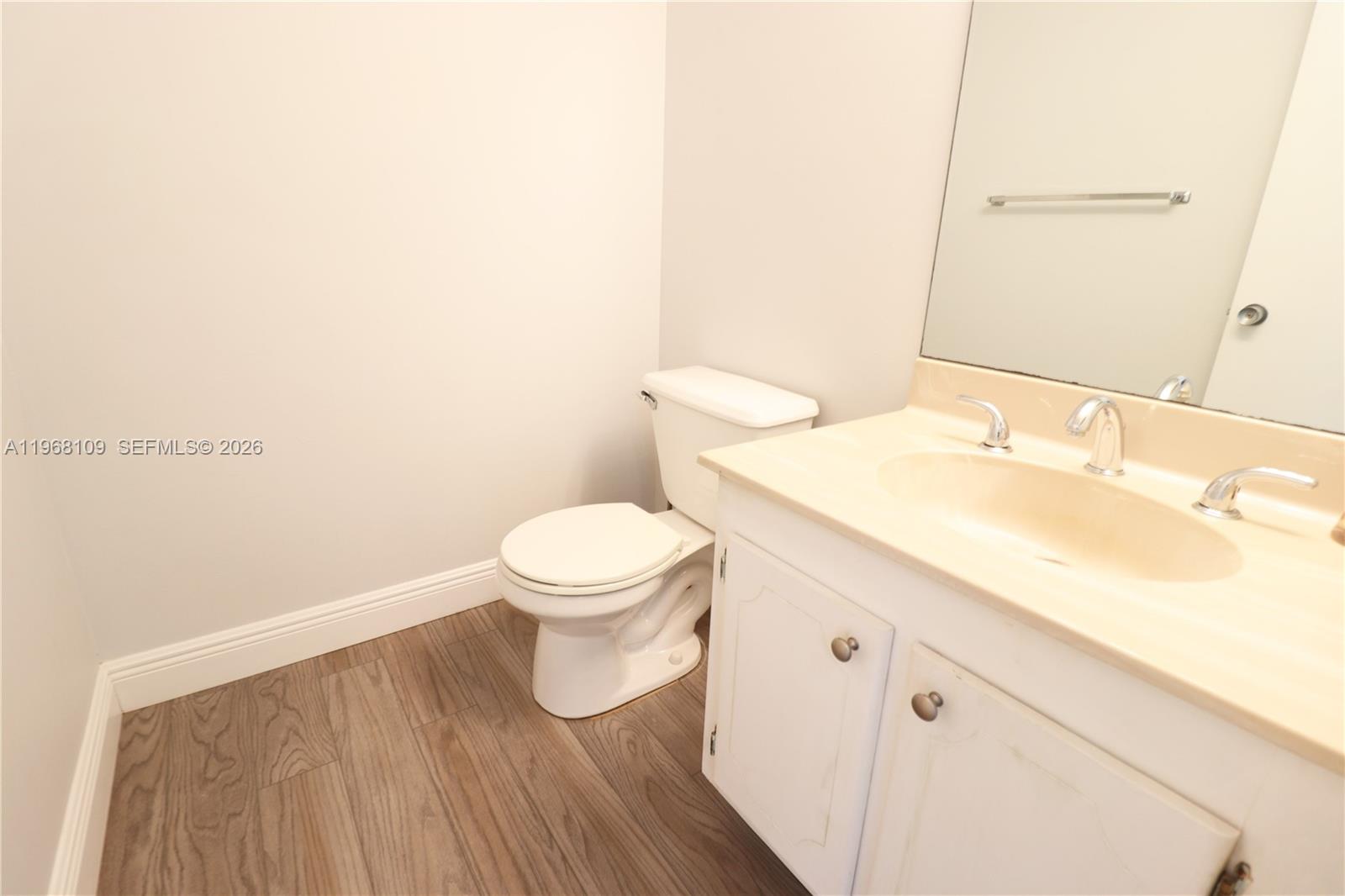 RIVER REACH CONDOMINIUM V - Residential Lease