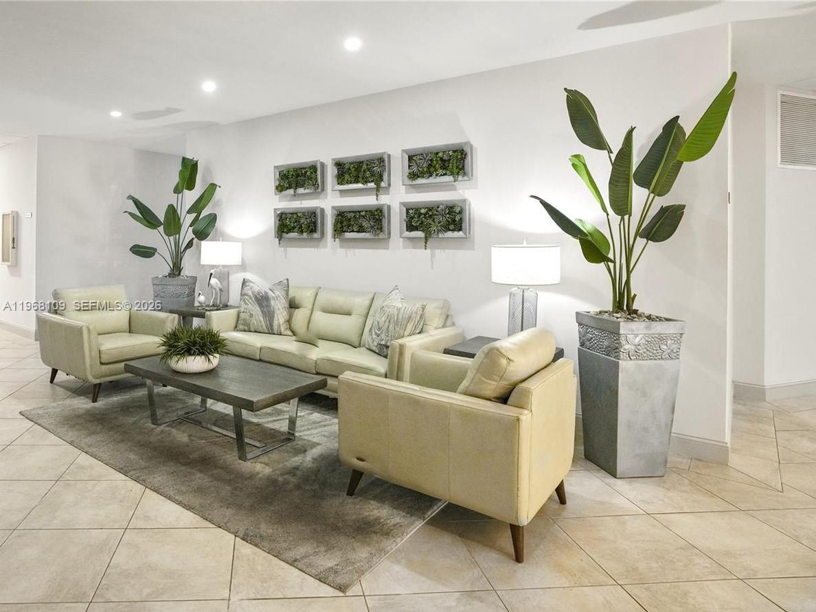 RIVER REACH CONDOMINIUM V - Residential Lease