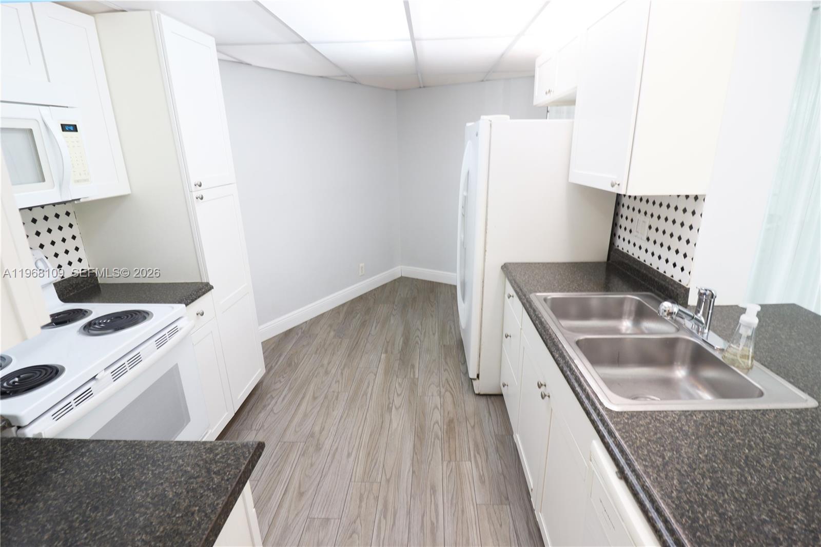 RIVER REACH CONDOMINIUM V - Residential Lease