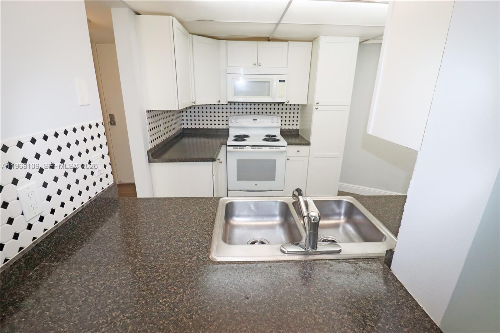 RIVER REACH CONDOMINIUM V - Residential Lease