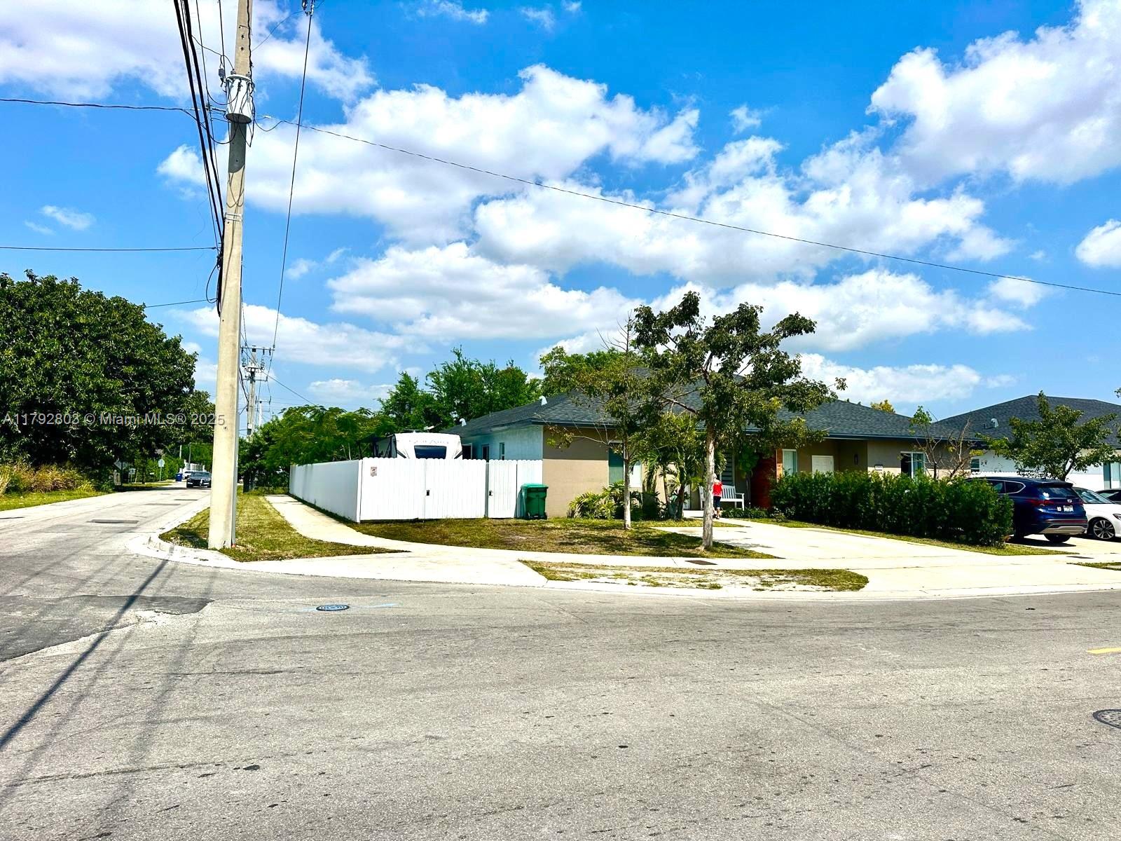 2075 NW 75th St