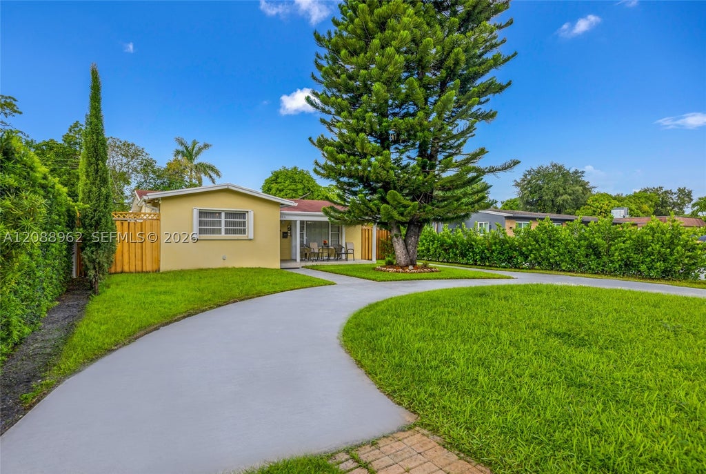 Photo of 304 SW 68th Ave, Pembroke Pines, FL 33023 (MLS # A12088962)