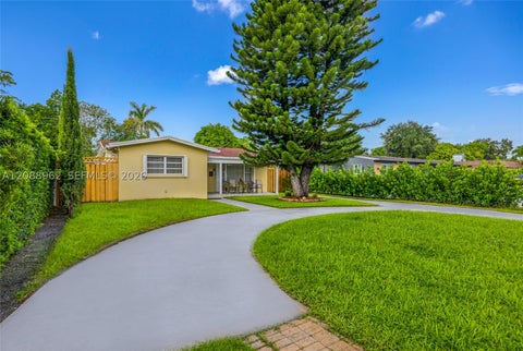Photo of 304 SW 68th Ave, Pembroke Pines, FL 33023 (MLS # A12088962)