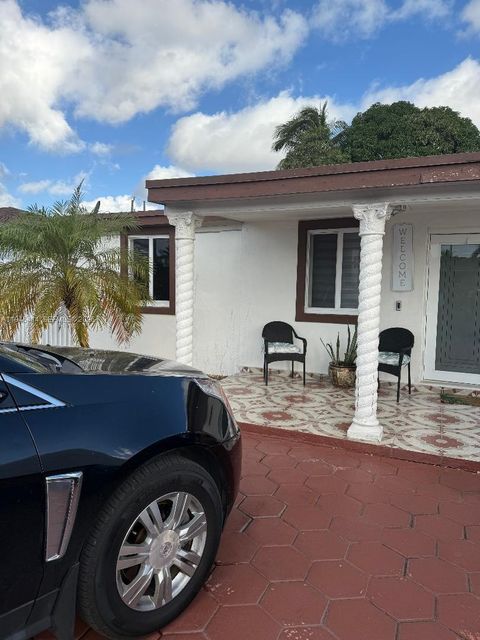 Photo of 815 E 32nd St, Hialeah, FL 33013 (MLS # A11945414)