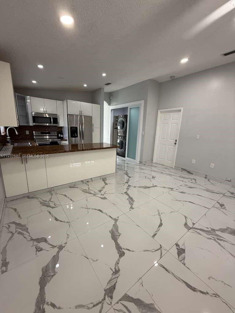 BERKSHIRE SUB 1ST ADDN - Residential Lease