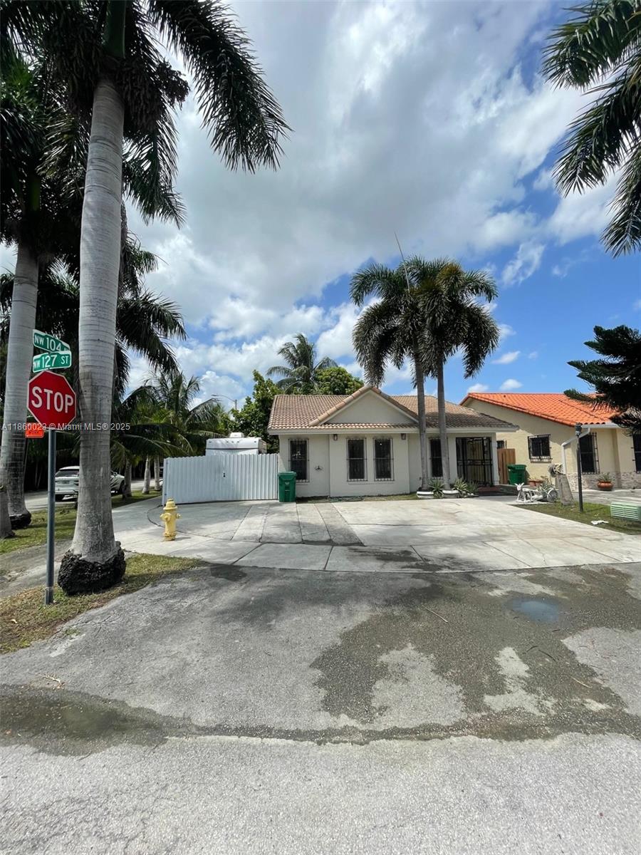 Great opportunity to rent in a centrally located area. Property close to major highways and shopping centers.