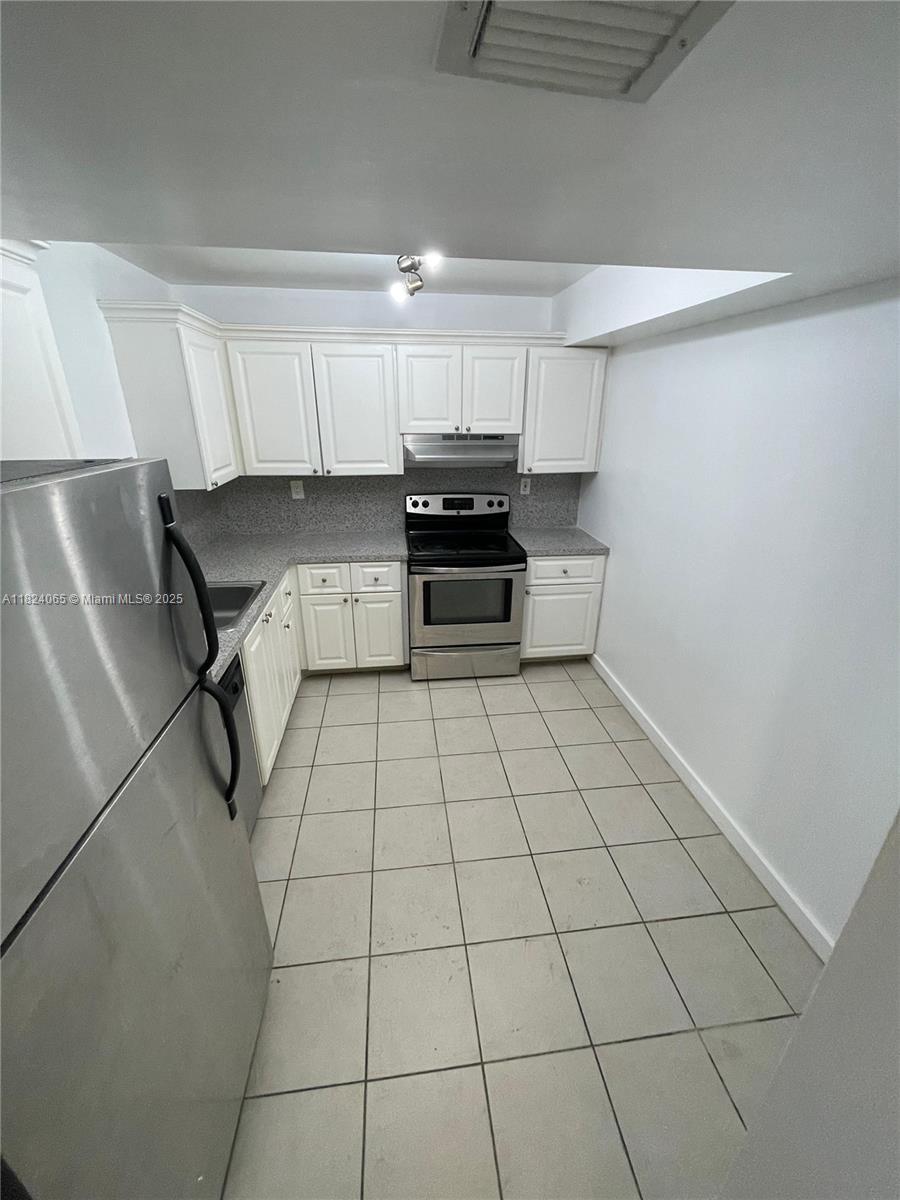 Rental Property at 711 N Pine Island Rd 209, Plantation, Miami-Dade County, Florida - Bedrooms: 1 
Bathrooms: 2  - $1,700 MO.
