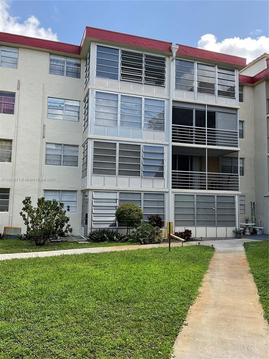 Amazing unit 1/1 in beautiful condition. New floor, all painted among other renovations. Easy to show. Conveniently located. Close to shopping centers, restaurants and major highways. Don’t miss this opportunity.