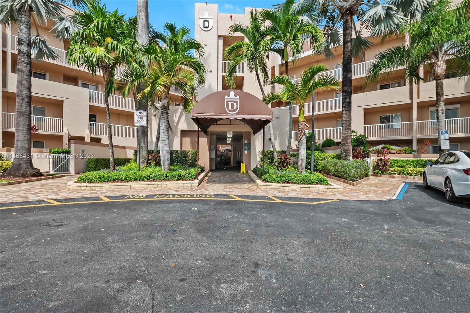 MOTIVATED SELLER! IF YOU WANT SPACE AND AN OPEN FLOOR PLAN WITH A LAKE VIEW, THIS IS FOR YOU! POPULAR KING MODEL THAT NEEDS UPDATING BUT WILL GIVE YOU A WONDERFUL PLACE TO LVE. COULD EASILY BE A 3 BEDROOM AS DEN CAN BE CONVERTED WITH MINIMUM EXPENSE. LARGE SOCIAL AREA, COVERED TERRACE WITH LAKE VIEW. LAUNDRY ROOM. HIGH CEILINGS GIVE FEELING OF MORE SPACE. MASTER HAS LARGE WALK-IN CLOSET. ENJOY THE LIFE STYLE OFFERED IN KINGS POINT. LARGE THEATER WITH LIVE SHOWS AND MOVIES, HUGE CLUBHOUSE HAS INDOOR/ OUTDOORPOOLS, STATE OF THE ART GYM WITH HOURLY WORK-OUT CLASSES, MORE THAN 100 CLUBS TO JOIN, MANY SOCIAL ACTIVITIES, COURTESY BUS. CLUBHOUSE DEED IS FULLY PAID. THIS CONDO CAN BE LEASED IMMEDIATELY. GUARD AT GATE 24 HOURS. BUILDING IS CLOSE TO GRANVILLE PRIVATE POOL, AND ALSO TENNIS.