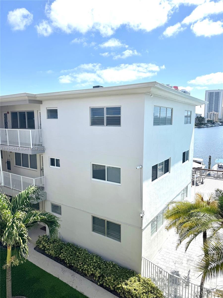 462 Golden Isles Dr 301