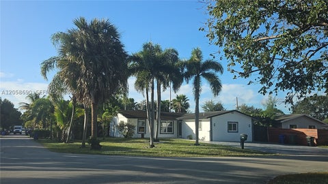 Photo of 2900 SW 16th St, Fort Lauderdale, FL 33312 (MLS # A12058690)