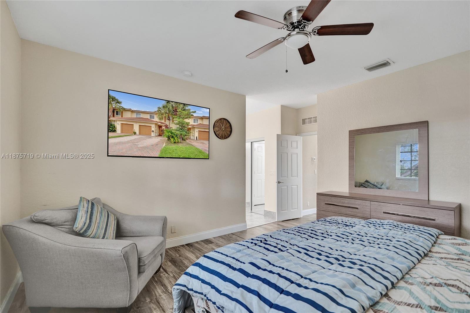 ISLES OF OAKLAND PARK - Residential Lease