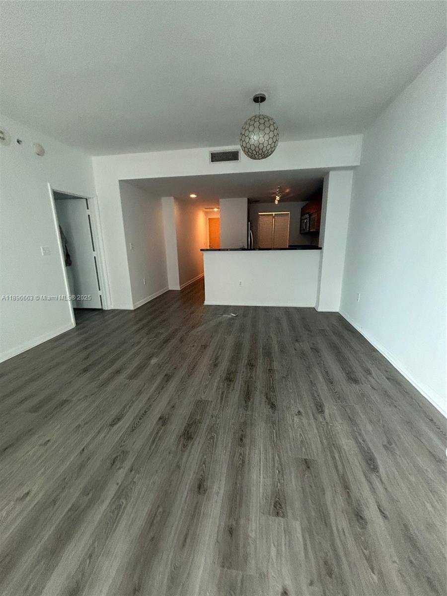 Beautiful 1 bed 1 bathrooms. Luxury living situated in the heart of downtown Miami with sweeping views of the city and Biscayne bay. Elegant reception lobby, with valet and concierge services. 24/7 security. AMENITIES OFFER A 15,000 SQFT HEALTH SPA COMPLETE WITH MASSAGE ROOMS, SAUNA AND STEAM ROOM + THREE STUNNING LAGOON POOLS.