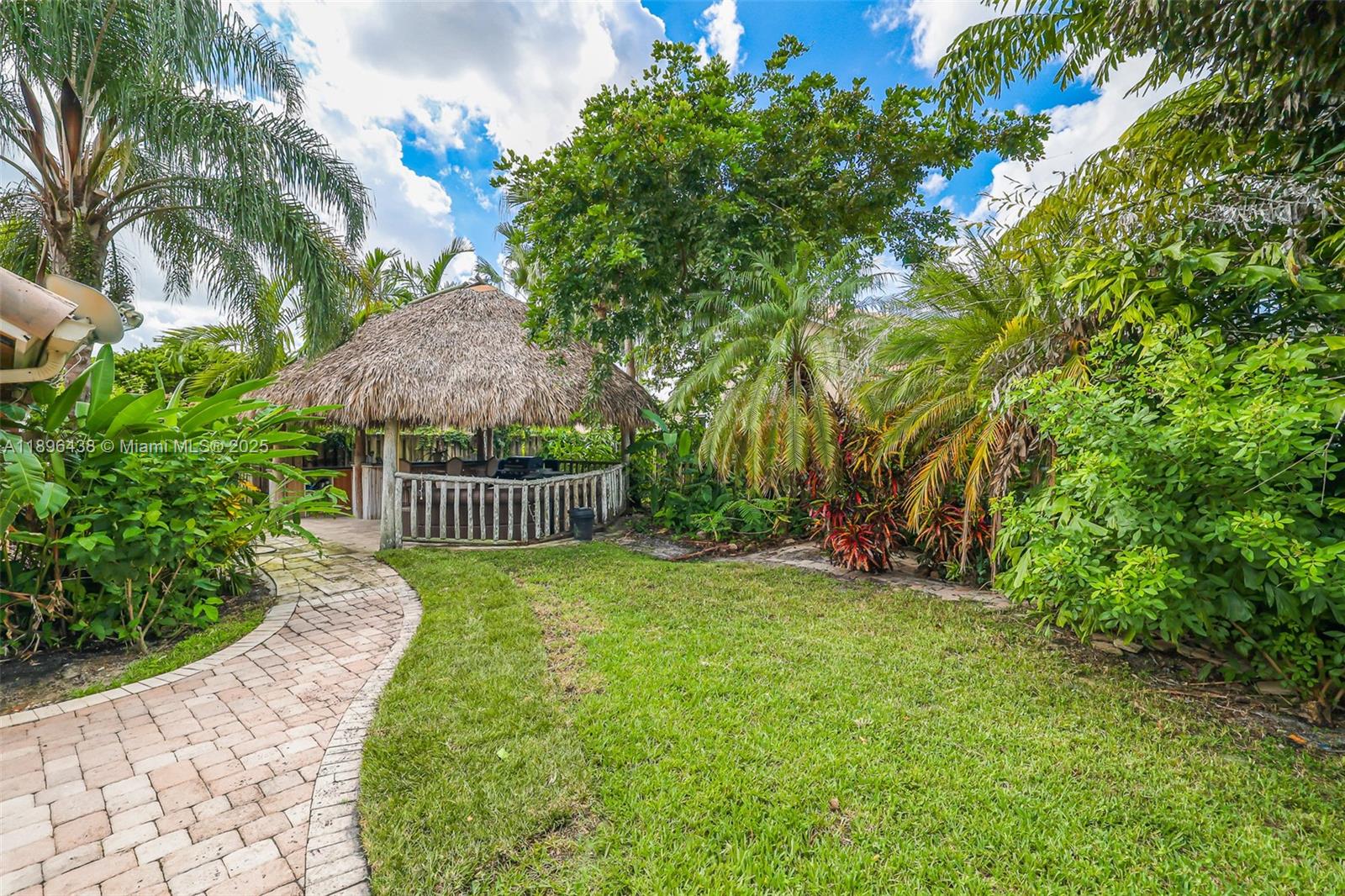 JACARANDA CAY - Residential