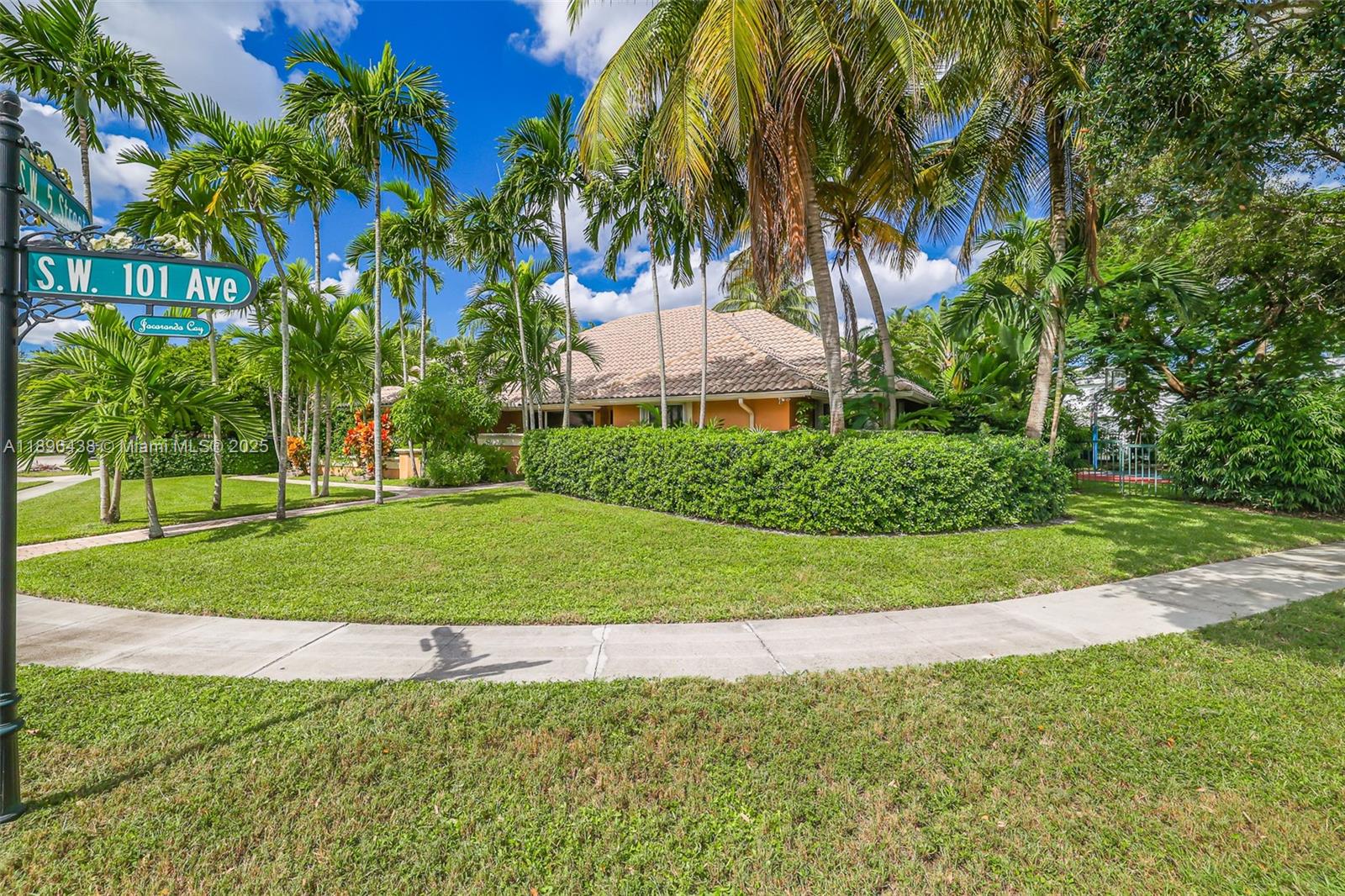 JACARANDA CAY - Residential