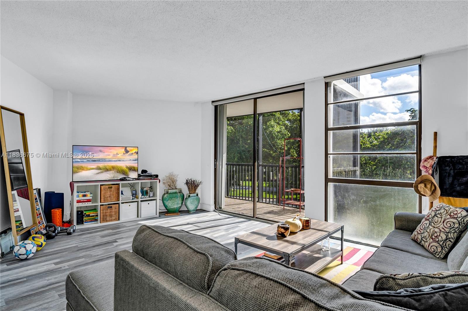 3401 N Country Club Dr 308, Aventura, FL, 33180/$250,000 3 3401 N Country Club Dr 308
