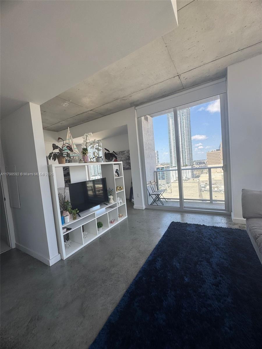 151 SE 1st St 1610