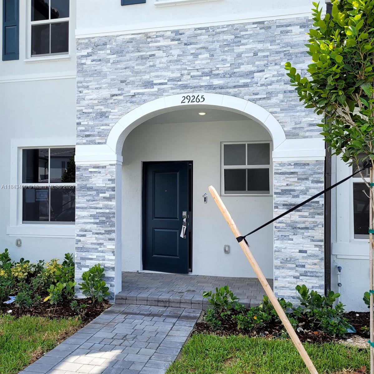 Bright & Spacious 3-Bed, 2-Bath Townhouse – Prime Location!
Step into this beautifully maintained 3-bedroom, 2-bath townhouse offering the perfect blend of space, comfort, and natural light. Motivated seller may contribute toward closing costs, making this an even more attractive opportunity! EVERYTHING IS NEGOTIABLE