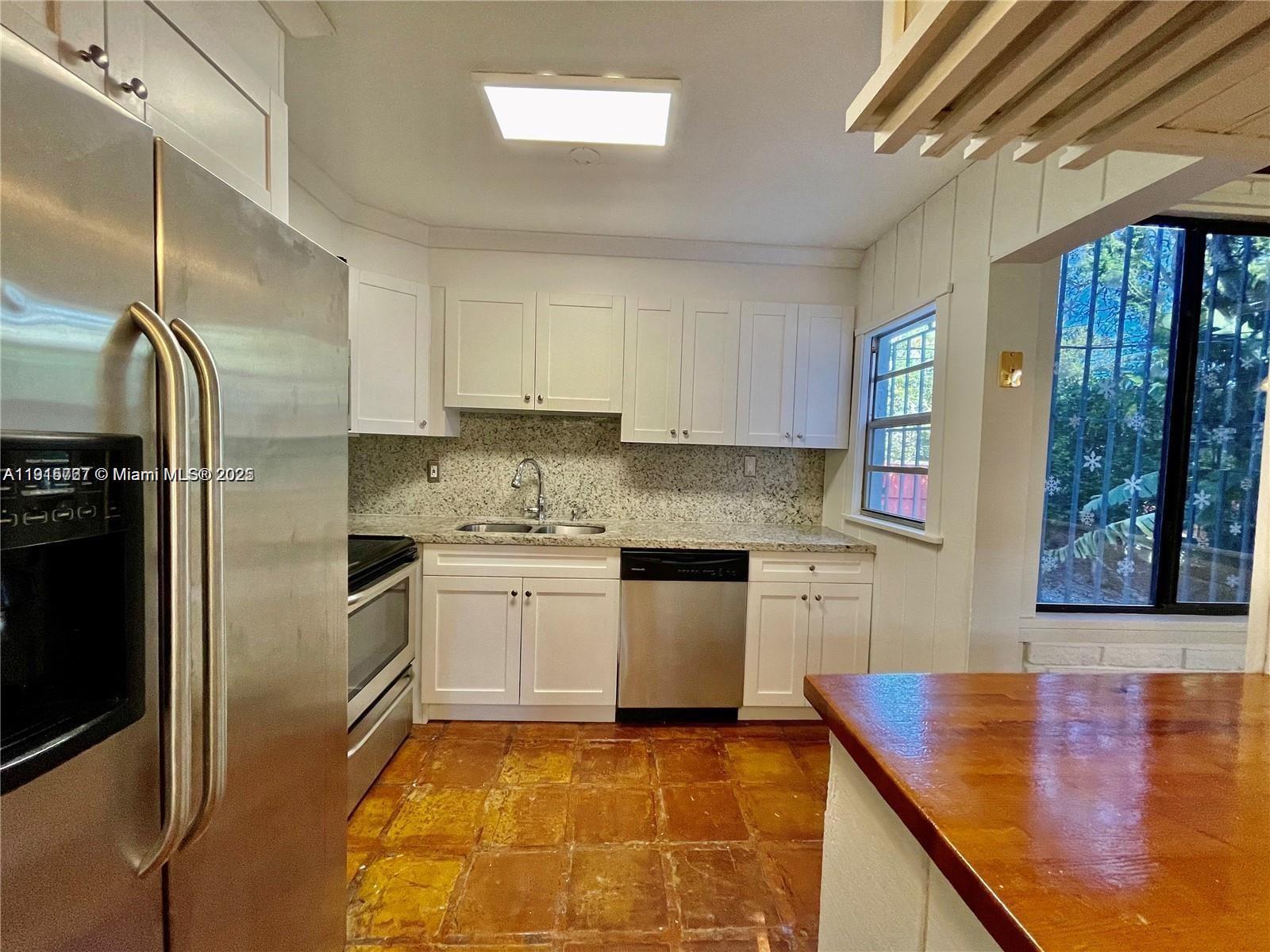 UNIVERSITY MNR - Residential Lease