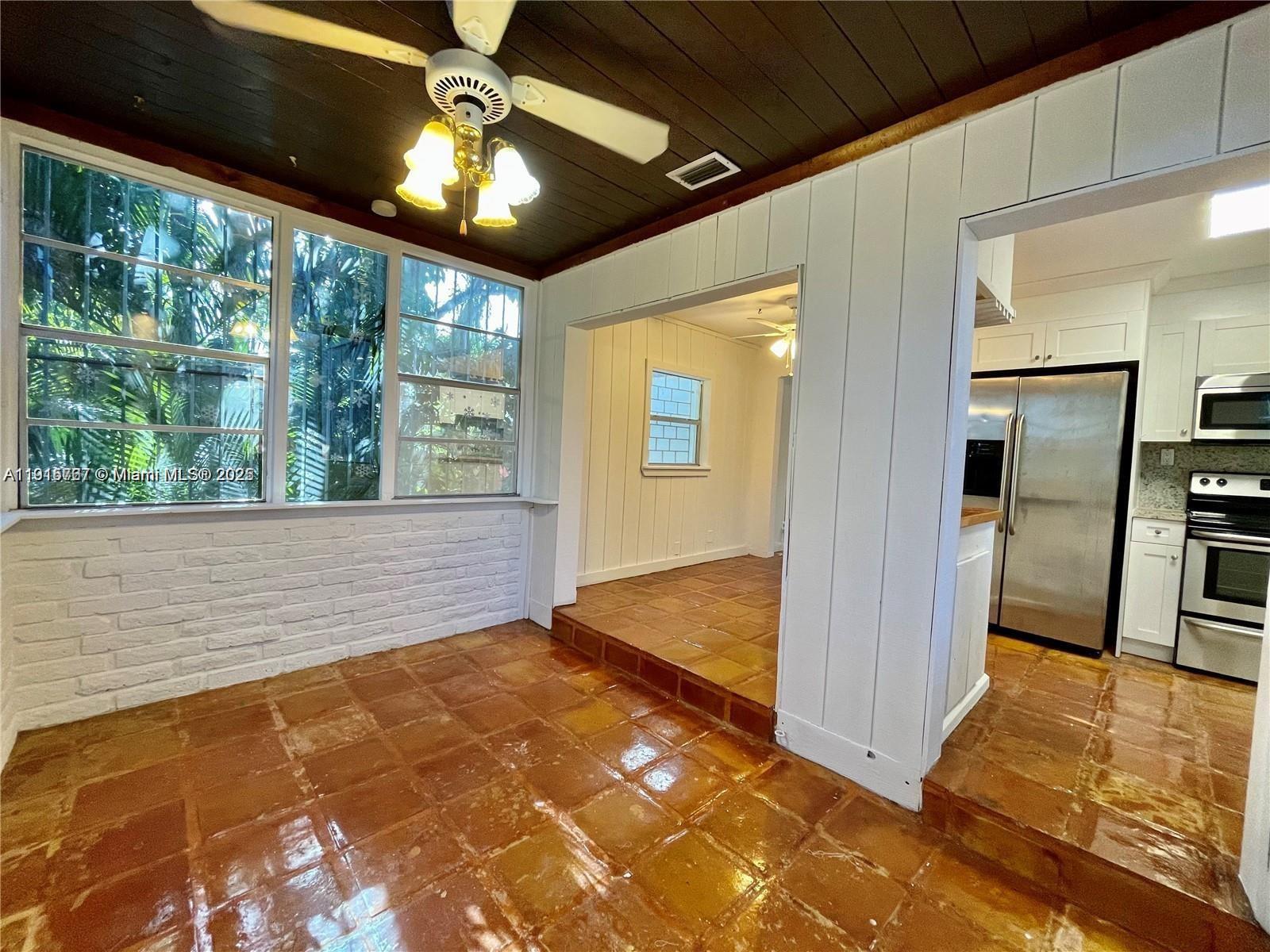 UNIVERSITY MNR - Residential Lease