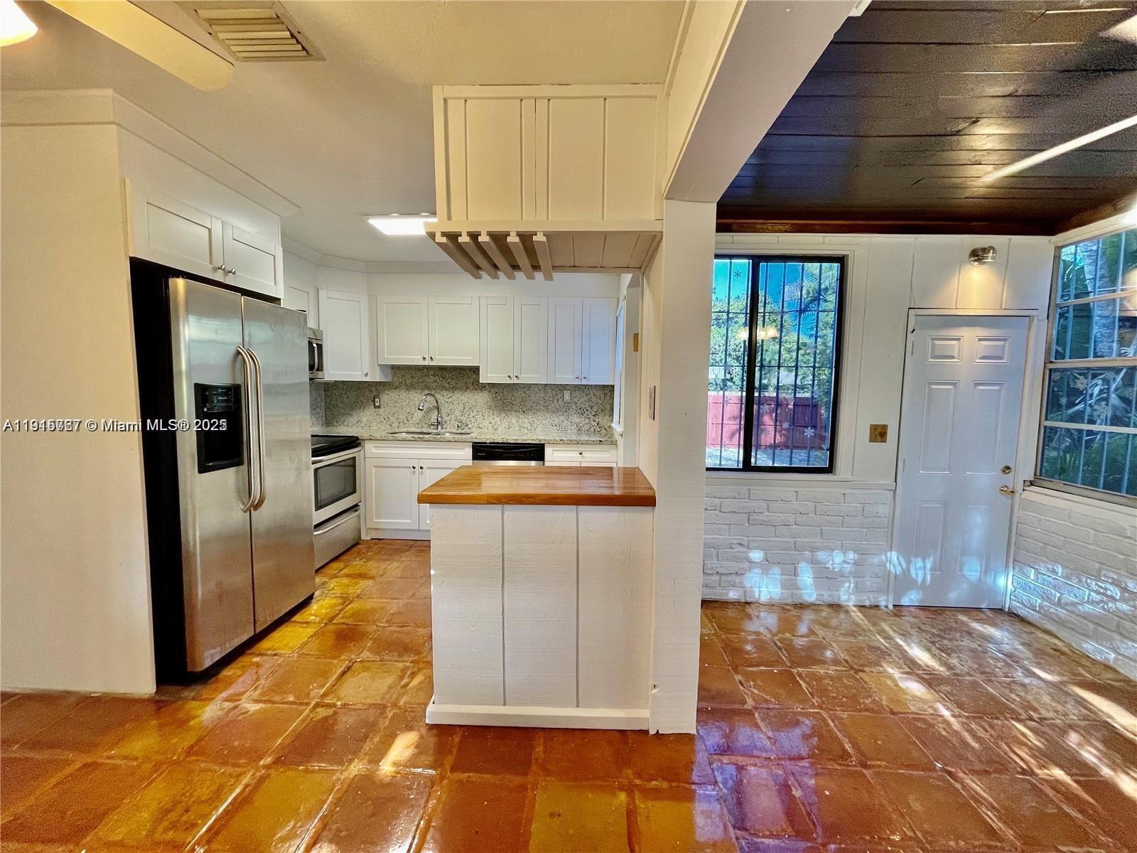 UNIVERSITY MNR - Residential Lease