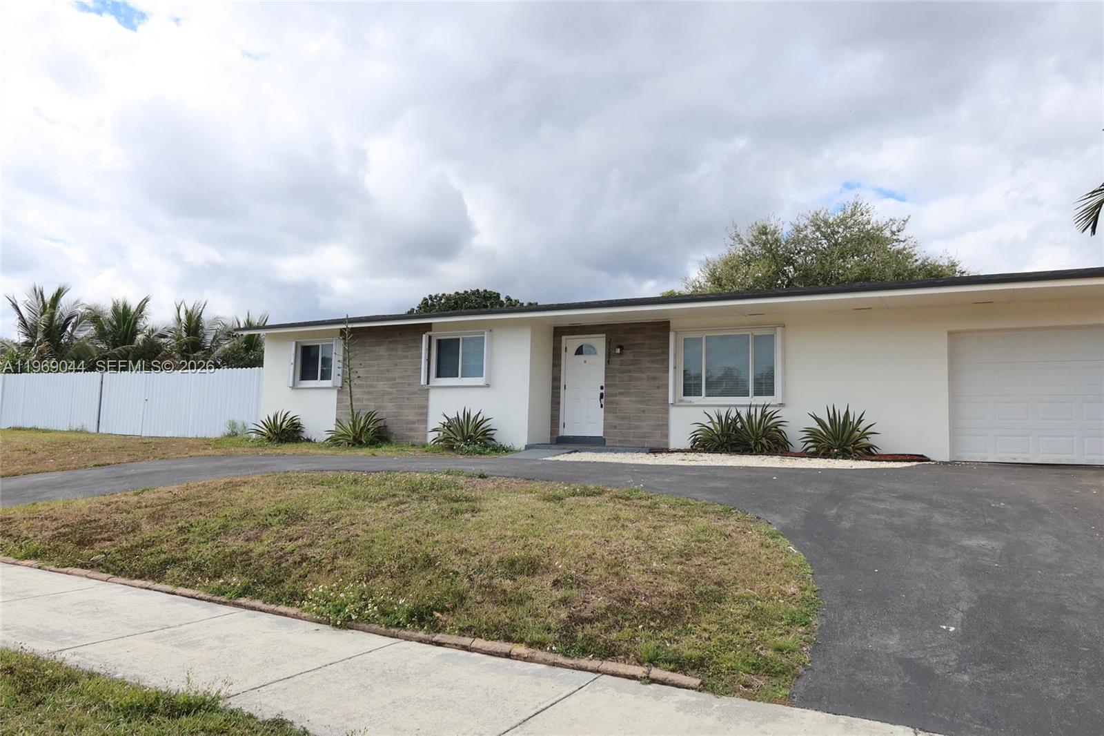 UNIVERSAL ESTATES SOUTH A - Residential Lease