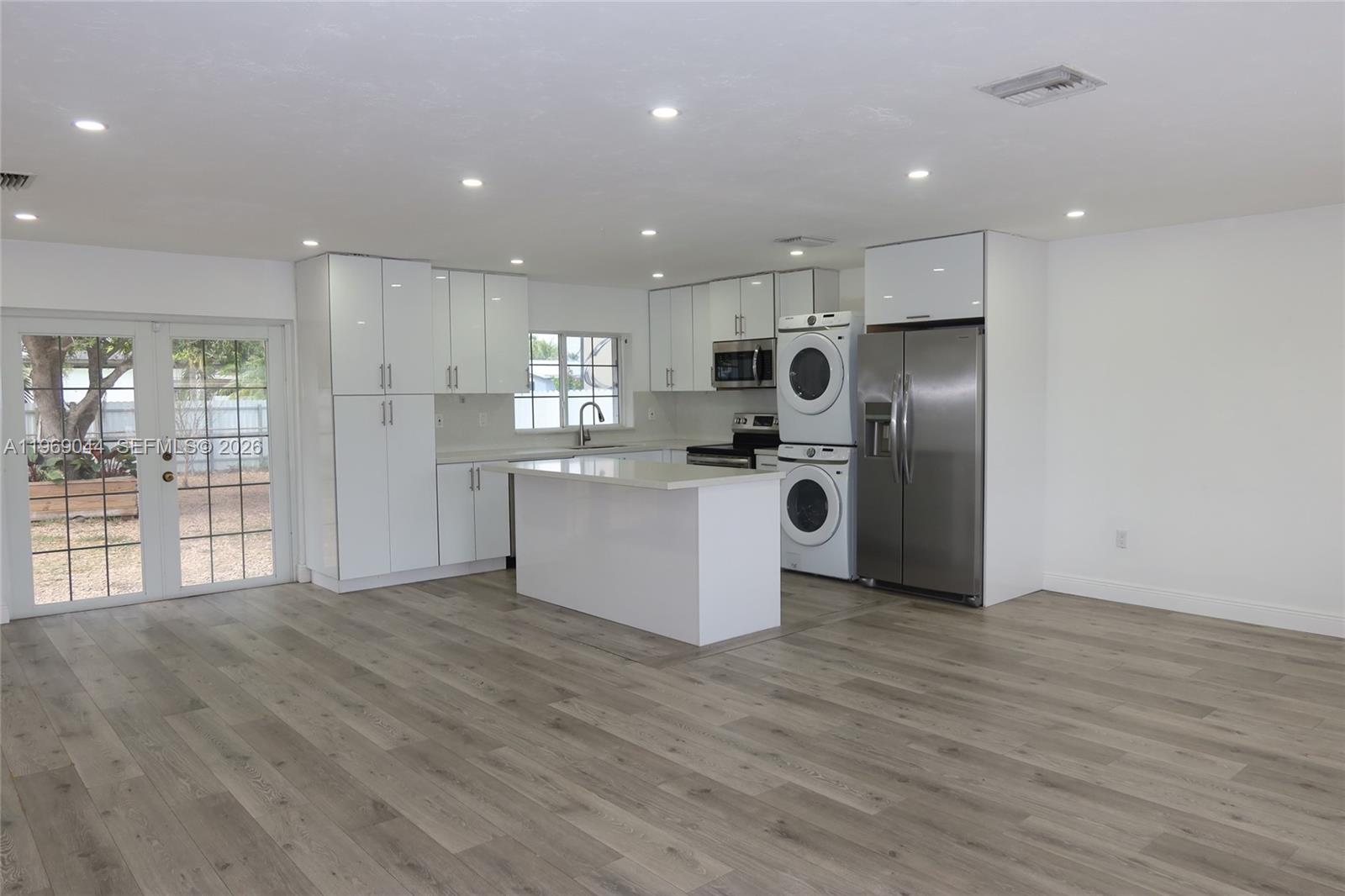 UNIVERSAL ESTATES SOUTH A - Residential Lease