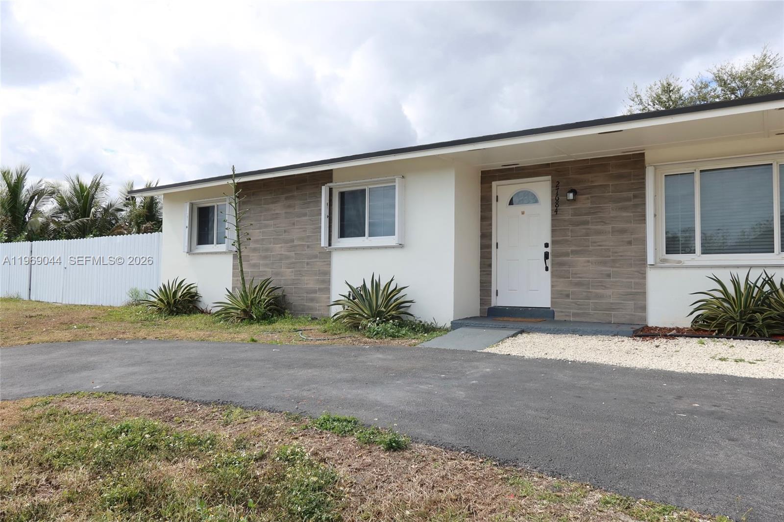 UNIVERSAL ESTATES SOUTH A - Residential Lease