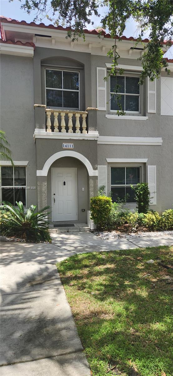 Fantastic starter home located in gated community of Las Terrazas at Vizcaya. This 2bdrm 2 1/2 bath townhouse is the perfect home for first time homeowners and investors looking to build their rental portfolio. Ceramic tile flooring throughout 1st floor with no rear neighbors. Kitchen features wood cabinets and granite countertop with snack/dine in counter. Entryway opens up to kitchen, dining/living room and half bath for guests. The carpeted staircase leads to 2nd floor with wood flooring. Primary bedroom features vaulted ceiling and walk-in closet. Guest bedroom is spacious with wall-to-wall closet. Conveniently located near I-75, shopping and dining. HOA REQUIRED 25% DOWN PAYMENT.
