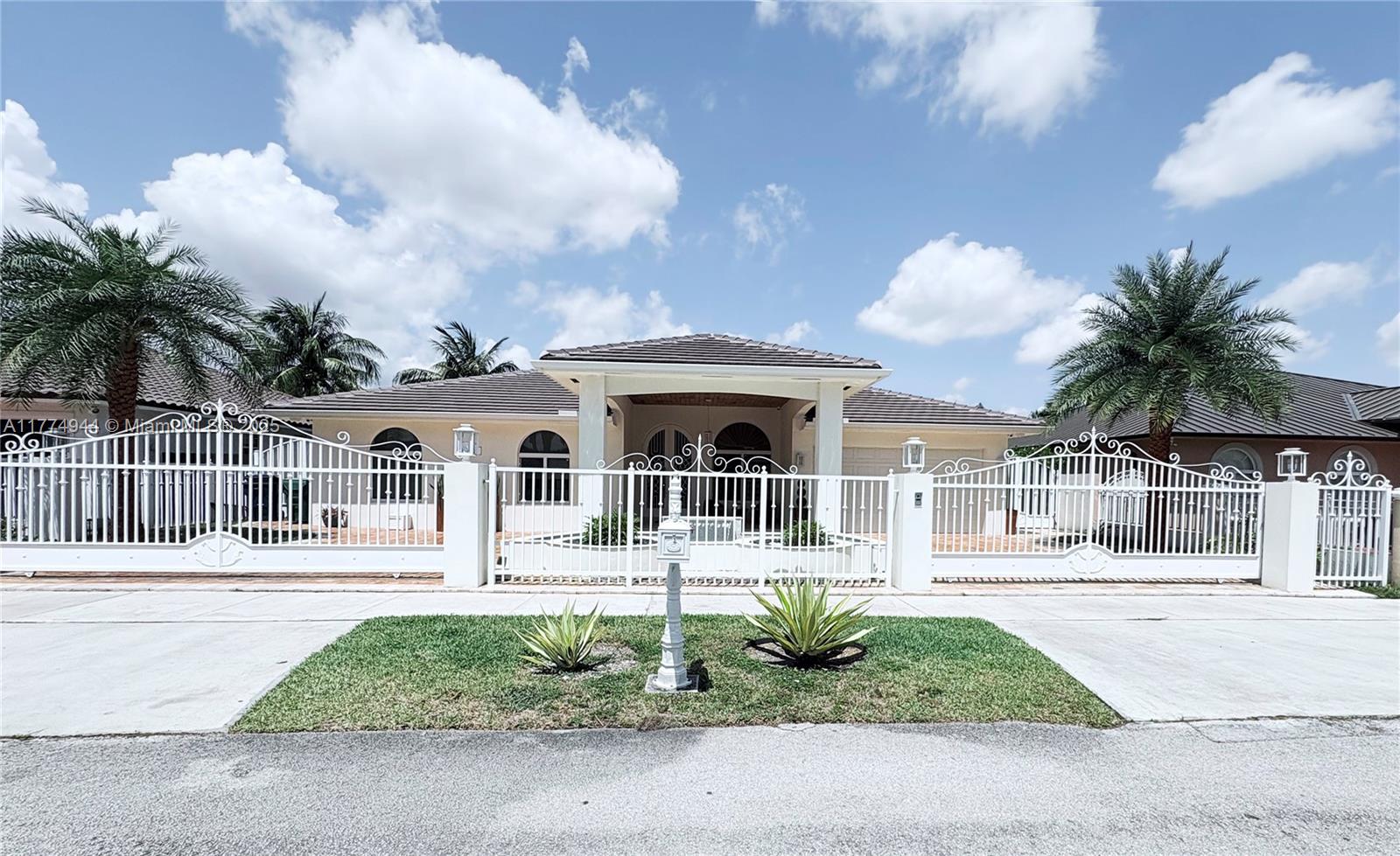 14261 Sw 30th St, Miami, Broward County, Florida - 4 Bedrooms  
4 Bathrooms - 