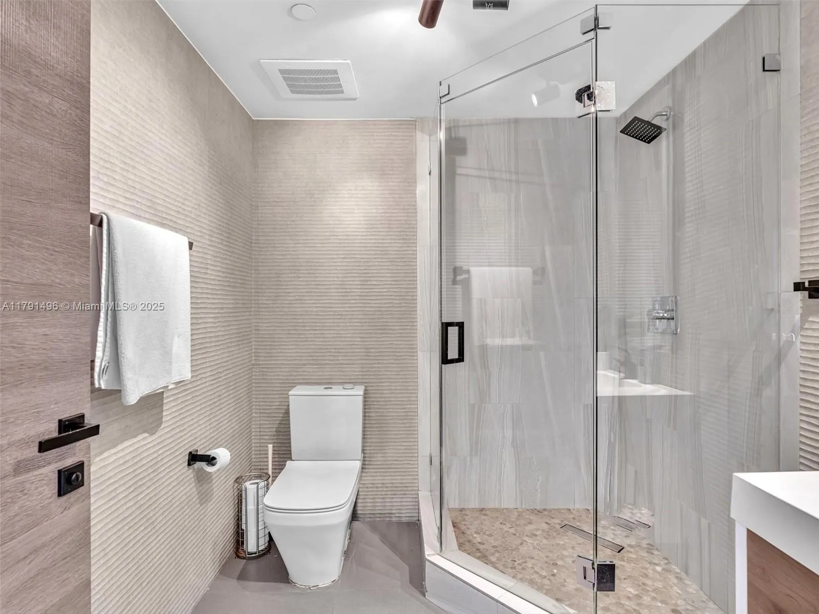 Aventura, Florida 33160, United States, 3 Bedrooms Bedrooms, ,3 BathroomsBathrooms,Residential,Active,123099