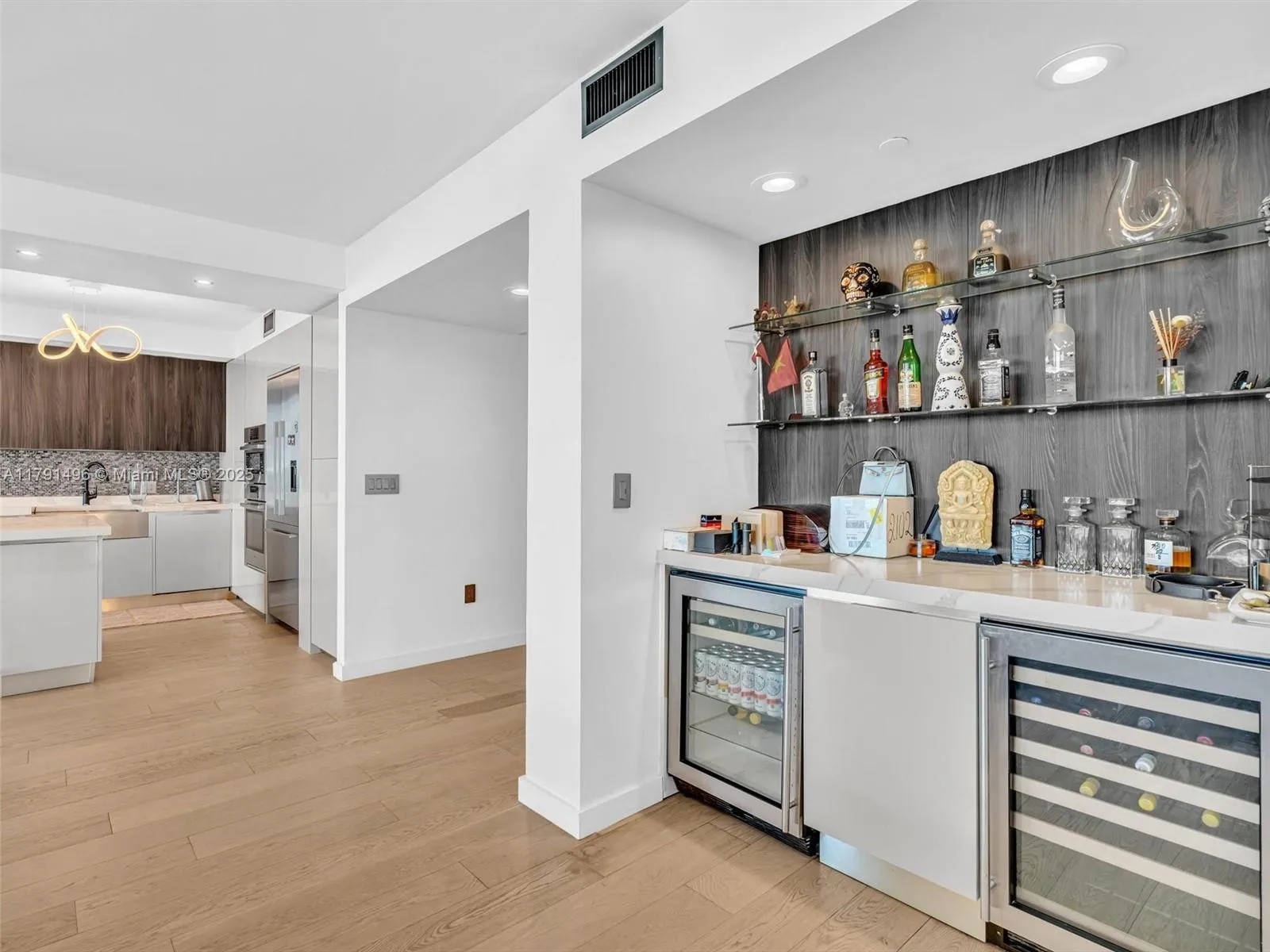 Aventura, Florida 33160, United States, 3 Bedrooms Bedrooms, ,3 BathroomsBathrooms,Residential,Active,123099