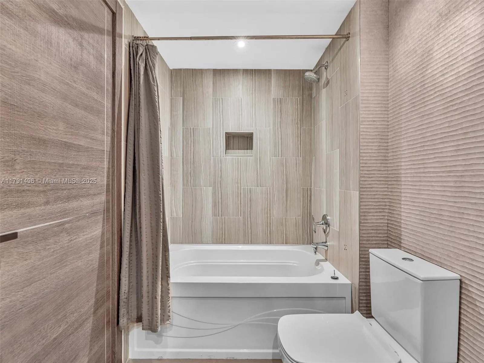 Aventura, Florida 33160, United States, 3 Bedrooms Bedrooms, ,3 BathroomsBathrooms,Residential,Active,123099