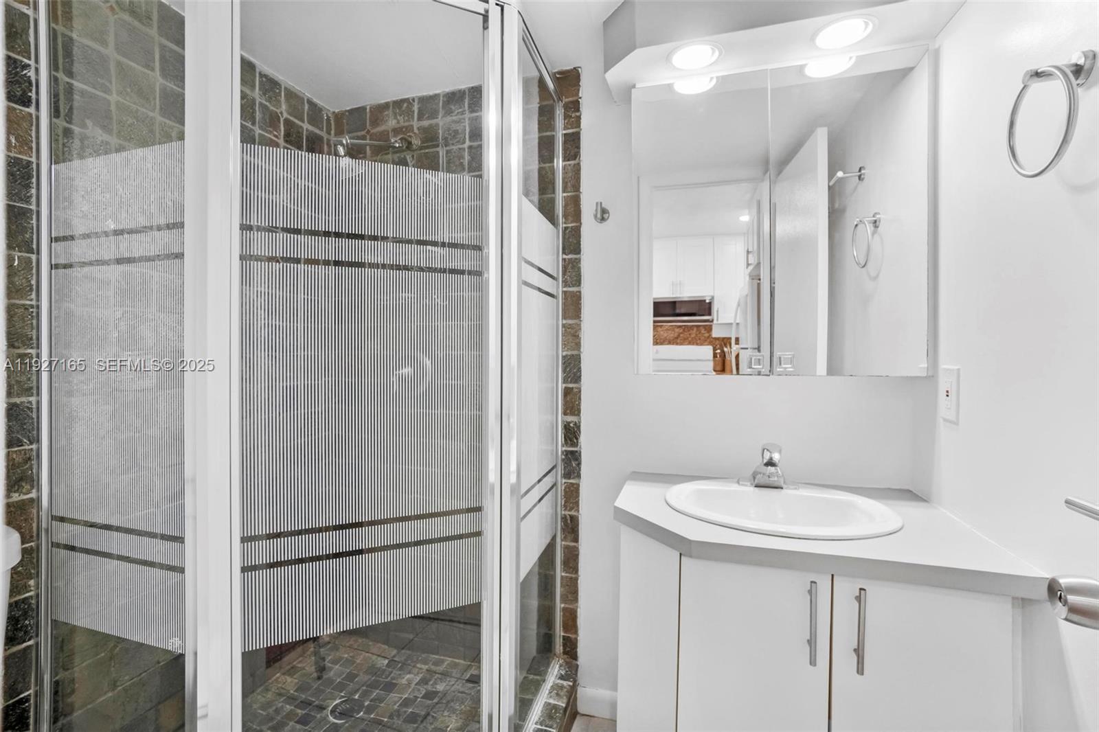 LA CANADIENNE CONDO - Residential Lease