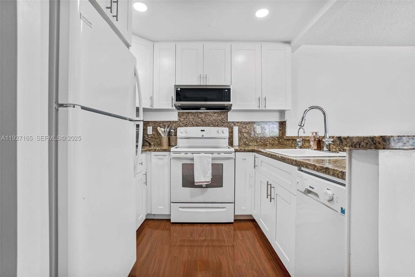 LA CANADIENNE CONDO - Residential Lease